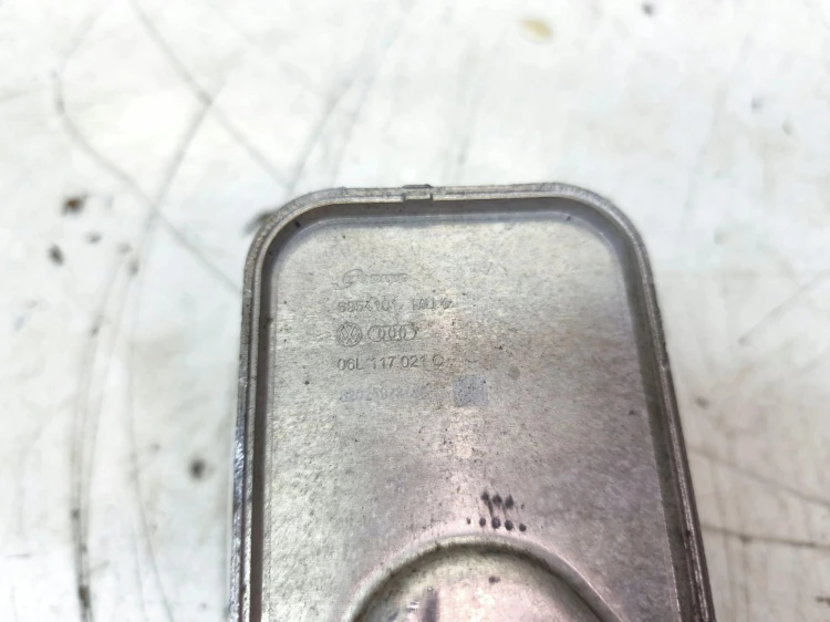 CHŁODNICA OLEJU SILNIKA AUDI VOLKSWAGEN SEAT SKODA 06L117021C