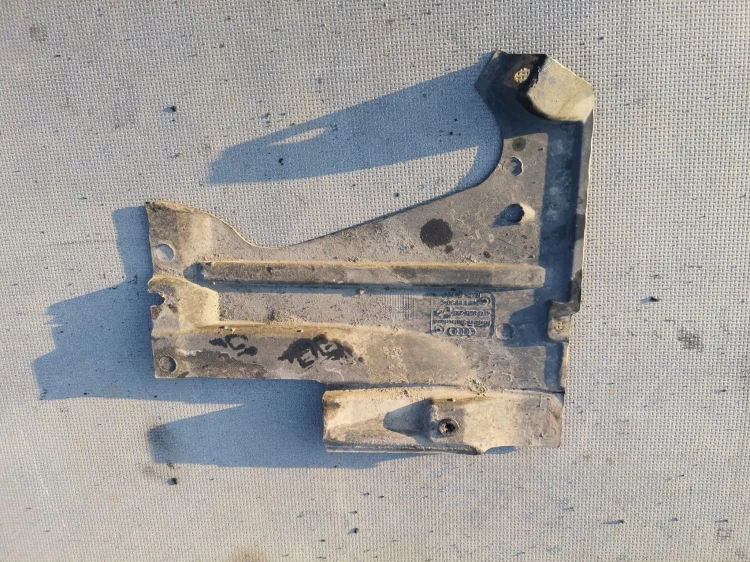 OSŁONA PŁYTA PODWOZIA AUDI A6 C6 LEWA 4F0825215L