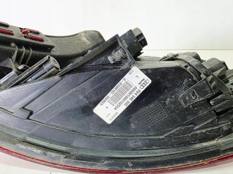 LAMPA LEWY TYŁ W BŁOTNIK AUDI A3 8V SPORTBACK 8V4945095