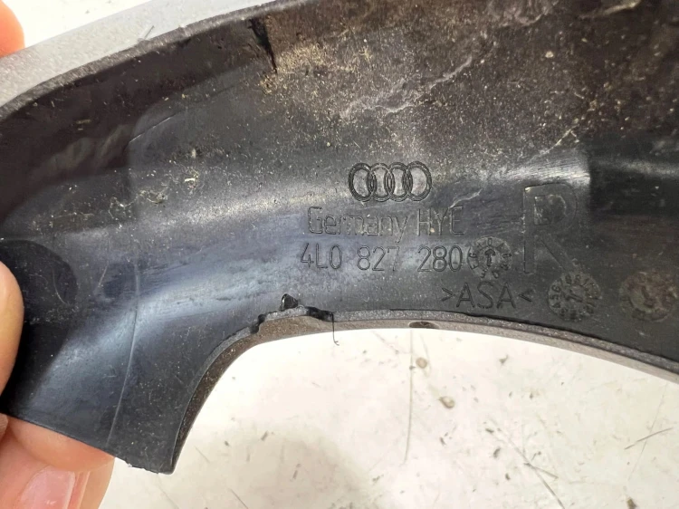 OSŁONA ZAWIASU PRAWY TYŁ AUDI Q7 4L 4L0827280