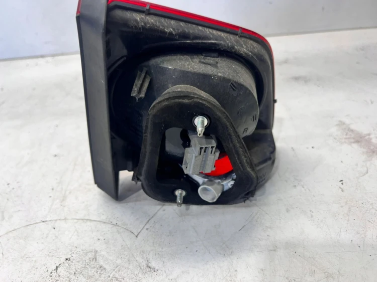 LAMPA PRAWY TYŁ Z KLAPY VW TIGUAN 5N0945094B