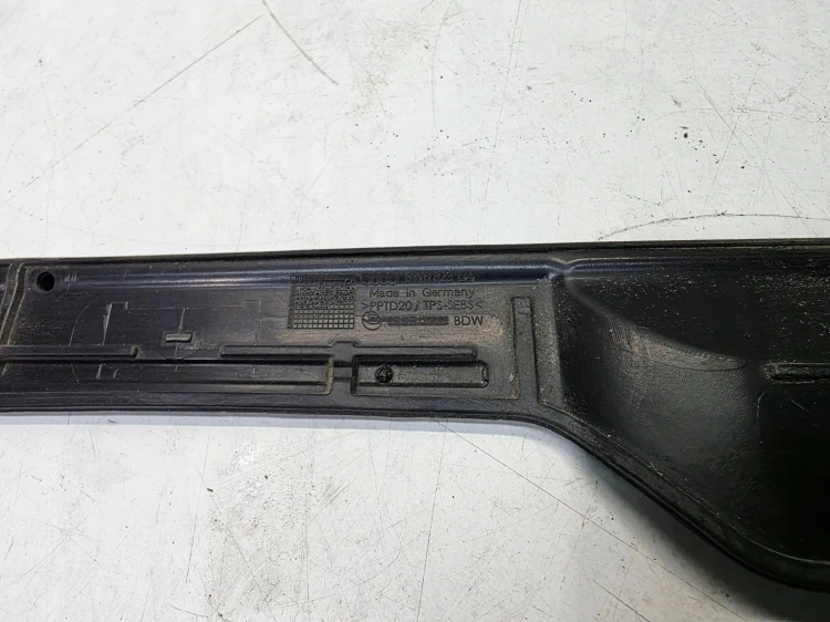 LISTWA USZCZELKA MASKI AUDI A4 B9 8W0823124
