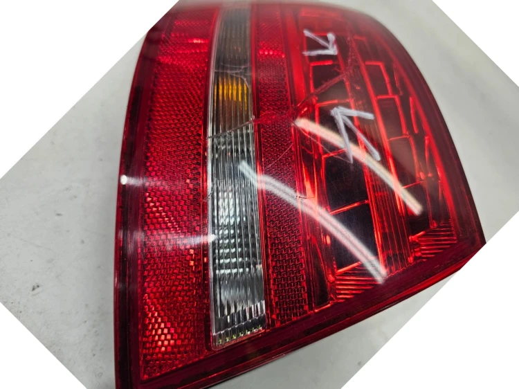 LAMPA LEWY TYŁ LED W BŁOTNIK AUDI A4 B8 AVANT KOMBI 8K9945095B
