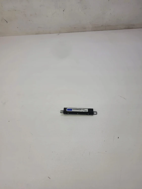 WZMACNIACZ ANTENYOWY GPS AUDI A1 8X4035225E