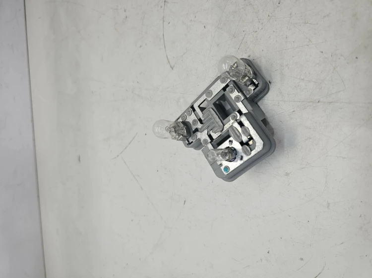 WKŁAD LAMPY LEWY TYŁ W KLAPĘ AUDI A4 B8 AVANT 21962101