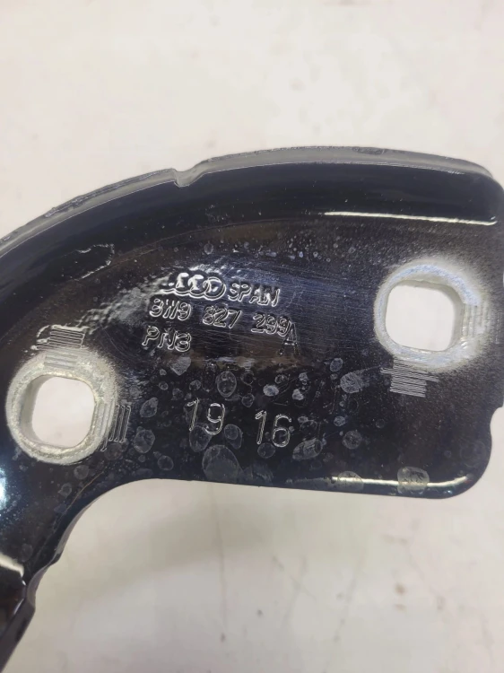 ZAWIAS KLAPY TYŁ LEWY AUDI A4 B9 AVANT 8W9827299A