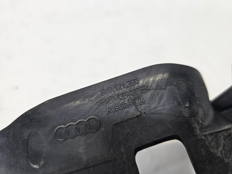 GÓRNA KIEROWNICA POWIETRZA PASA AUDI A3 8V 8V0121285