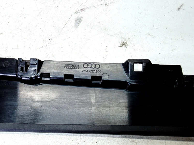 NAKŁADKA OSŁONA SŁUPKA DRZWI PRAWY PRZÓD AUDI Q4 E-TRON 89A837902A