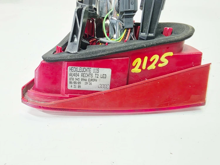 LAMPA LED PRAWY TYŁ Z KLAPY AUDI A5 COUPE 8T0945094A 2/25