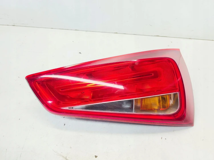 LAMPA PRAWY TYŁ W KLAPĘ ZWYKŁA NA ŻARÓKI AUDI A1 8X 8X0945094 1/25