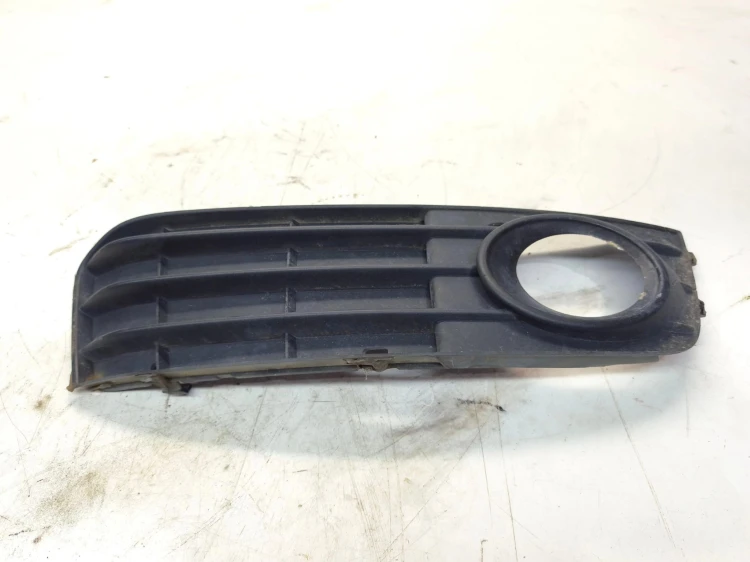 KRATKA ATRAPA ZDERZAKA PRAWA AUDI A4 B8 8K0807682A