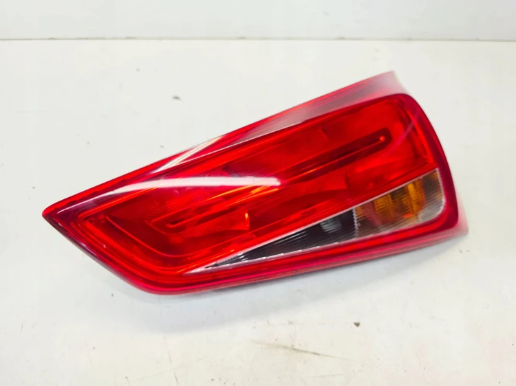 LAMPA PRAWY TYŁ W KLAPĘ ZWYKŁA NA ŻARÓKI AUDI A1 8X 8X0945094 1/25