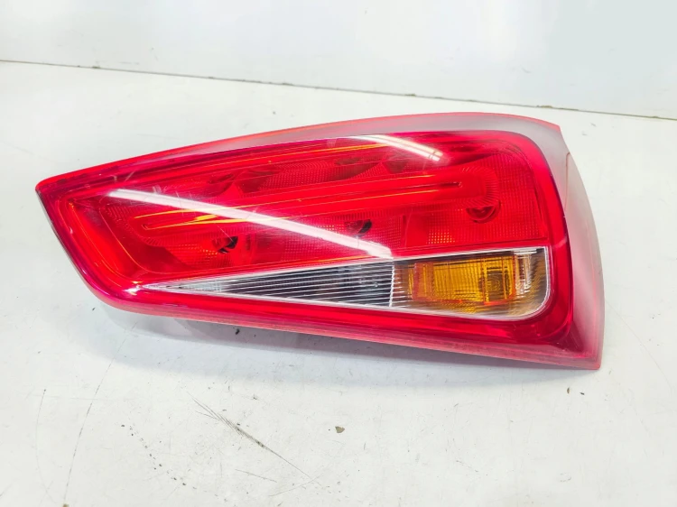 LAMPA PRAWY TYŁ W KLAPĘ ZWYKŁA NA ŻARÓKI AUDI A1 8X 8X0945094 1/25