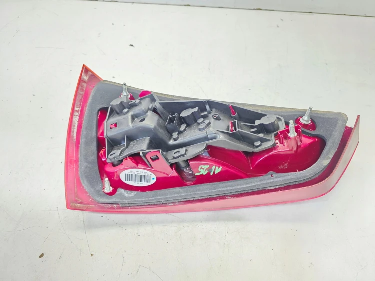 LAMPA PRAWY TYŁ W KLAPĘ ZWYKŁA NA ŻARÓKI AUDI A1 8X 8X0945094 1/25