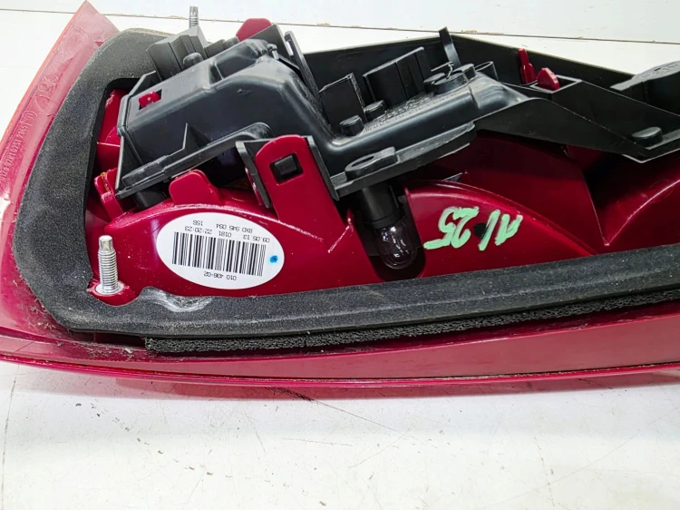 LAMPA PRAWY TYŁ W KLAPĘ ZWYKŁA NA ŻARÓKI AUDI A1 8X 8X0945094 1/25