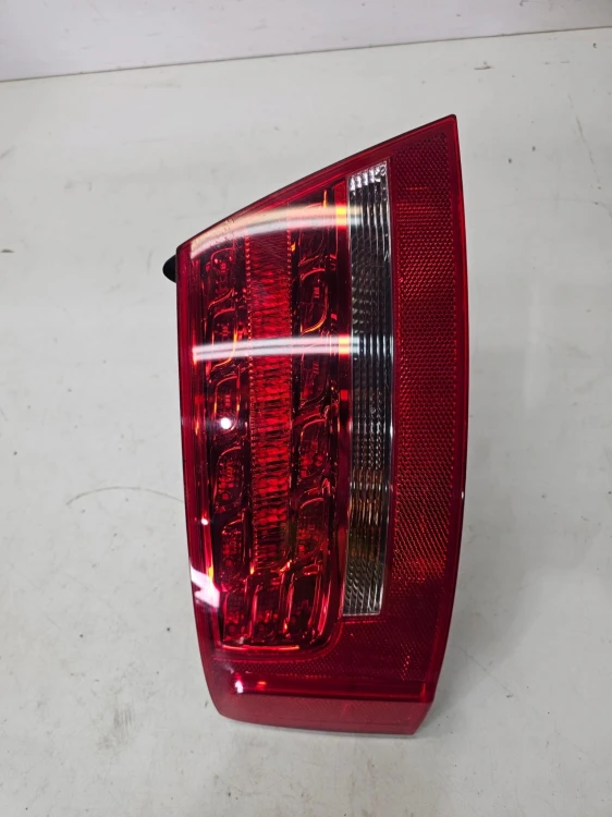 LAMPA LEWY TYŁ LED Z BŁOTNIKA AUDI A5 8T COUPE 8T0945095D
