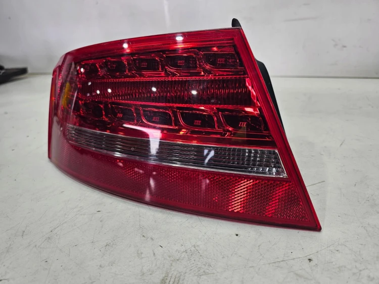 LAMPA LEWY TYŁ LED Z BŁOTNIKA AUDI A5 8T COUPE 8T0945095D