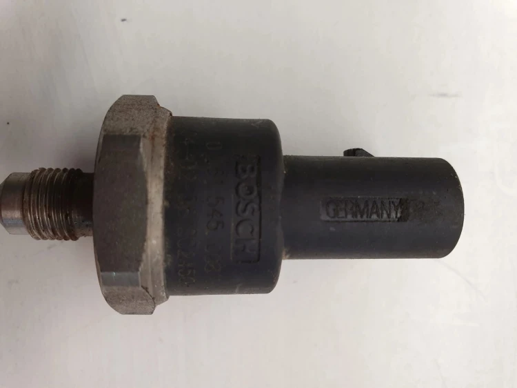 CZUJNIK CIŚNIENIA PALIWA AUDI VW SEAT 06D906051A