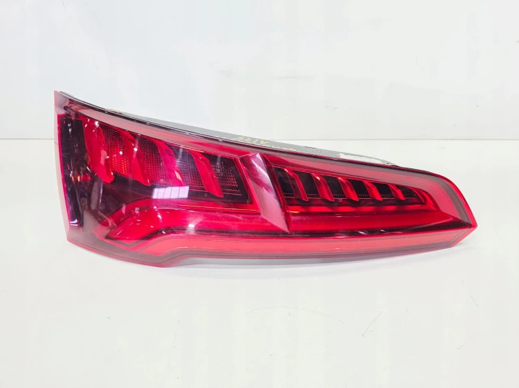 LAMPA LEWY TYŁ W KLAPĘ LED AUDI Q5 FY 80A945093B EUROPA 1/25