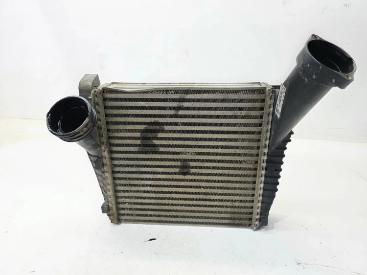 CHŁODNICA POWIETRZA INTERCOOLER PRAWY AUDI Q7 4L 4.2 TDI 7L0145804A