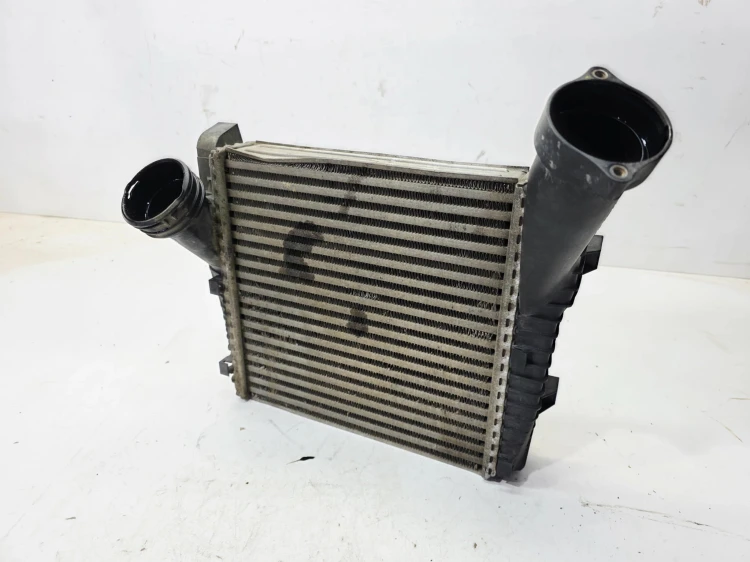 CHŁODNICA POWIETRZA INTERCOOLER PRAWY AUDI Q7 4L 4.2 TDI 7L0145804A