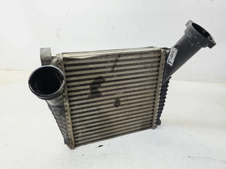 CHŁODNICA POWIETRZA INTERCOOLER PRAWY AUDI Q7 4L 4.2 TDI 7L0145804A