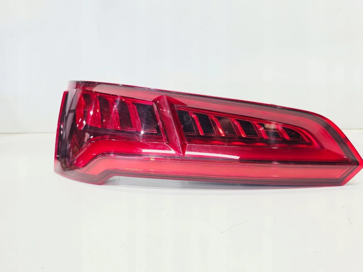 LAMPA LEWY TYŁ W KLAPĘ LED AUDI Q5 FY 80A945093B EUROPA 1/25