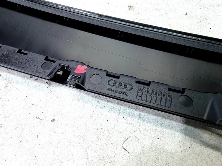 NAKŁADKA OSŁONA SŁUPKA DRZWI PRAWY TYŁ AUDI Q4 E-TRON 89A839902A