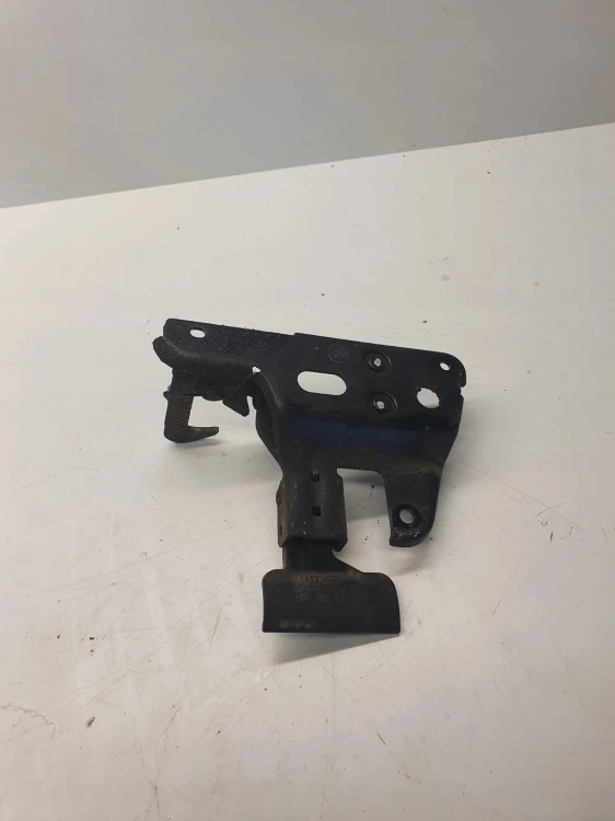 ZAMEK MASKI RYGIEL AUDI A6 C6 4F0823480A