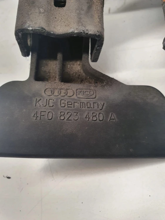 ZAMEK MASKI RYGIEL AUDI A6 C6 4F0823480A