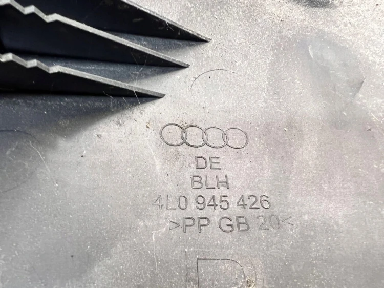 ZAŚLEPKA OSŁONA LAMPY PRAWY TYŁ AUDI Q7 4L 4L0945426