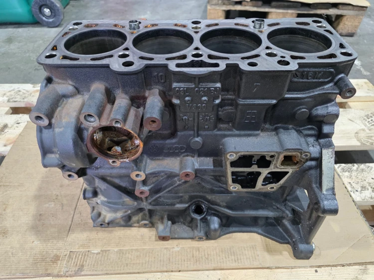 BLOK SILNIKA AUDI VOLKSWAGEN SEAT SKODA 1.6 TDI CAY 03L021BJ 10/26