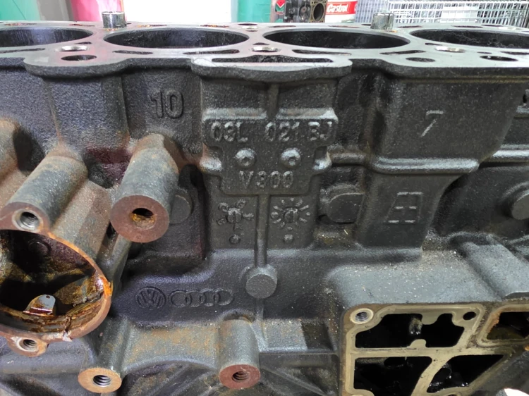 BLOK SILNIKA AUDI VOLKSWAGEN SEAT SKODA 1.6 TDI CAY 03L021BJ 10/26
