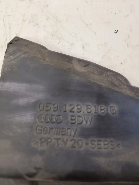 KIEROWNICA POWIETRZA LEWY AUDI A8 D3 059129618G