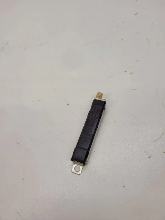 WZMACNIACZ ANTENOWY AUDI A8 D4 4H0035225C