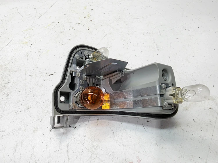WKŁAD LAMPY LEWY TYŁ W BŁOTNIK AUDI A4 B8 AVANT 21972102/04