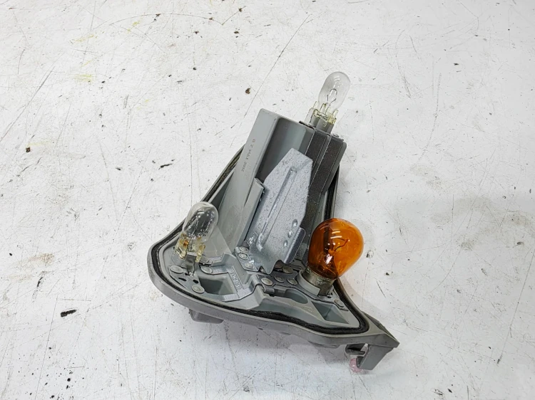 WKŁAD LAMPY LEWY TYŁ W BŁOTNIK AUDI A4 B8 AVANT 21972102/04