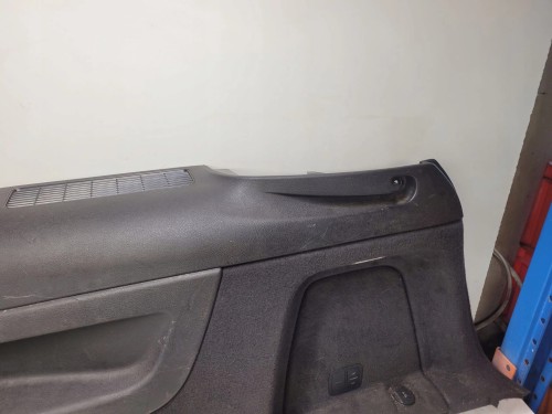 BOCZEK BAGAŻNIKA PRAWY AUDI Q7 4L 4L0863880AA