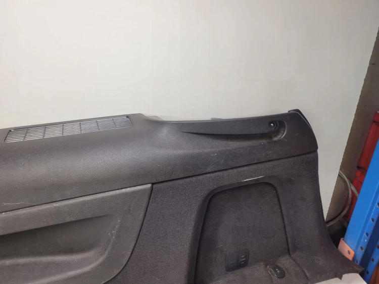 BOCZEK BAGAŻNIKA PRAWY AUDI Q7 4L 4L0863880AA