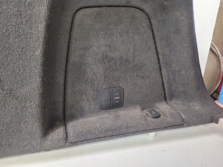 BOCZEK BAGAŻNIKA PRAWY AUDI Q7 4L 4L0863880AA