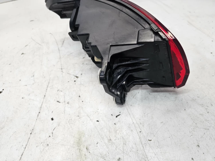 LAMPA PRAWY TYŁ W BŁOTNIK AUDI A3 8Y SPORTBACK 5-DRZWI 8Y0945070