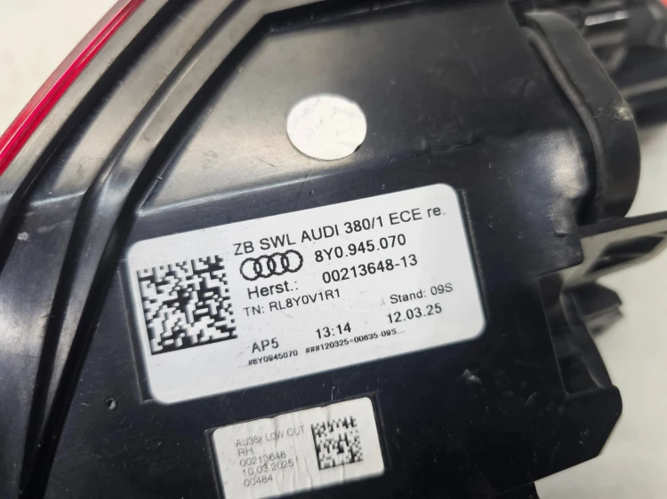 LAMPA PRAWY TYŁ W BŁOTNIK AUDI A3 8Y SPORTBACK 5-DRZWI 8Y0945070