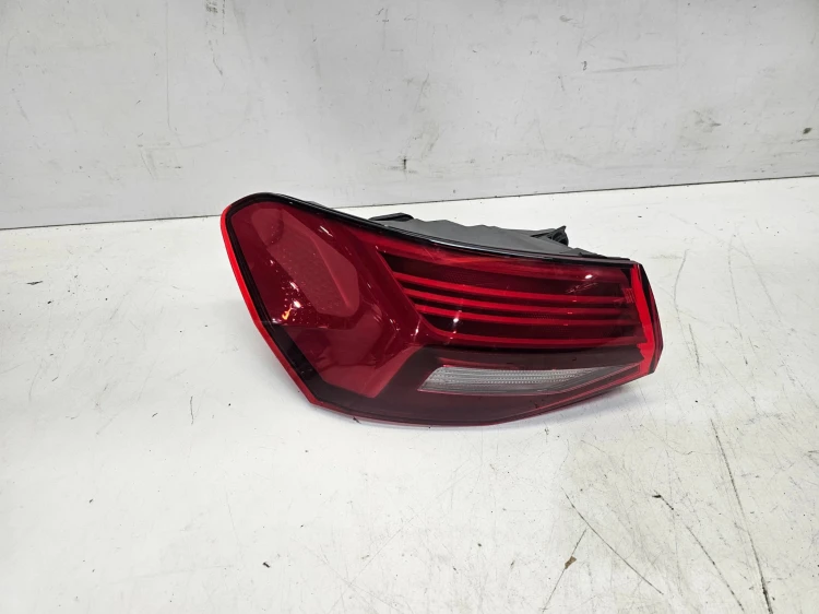 LAMPA LEWY TYŁ W BŁOTNIK AUDI A3 8Y SPORTBACK 5-DRZWI 8Y0945069