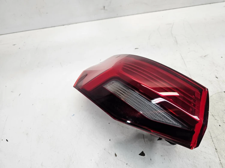 LAMPA LEWY TYŁ W BŁOTNIK AUDI A3 8Y SPORTBACK 5-DRZWI 8Y0945069