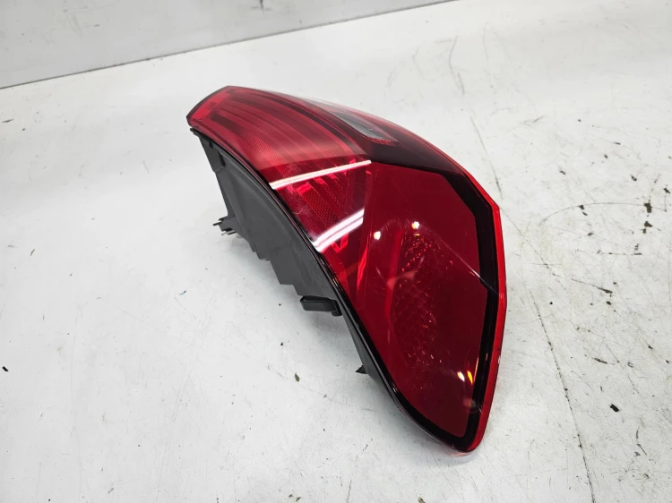 LAMPA LEWY TYŁ W BŁOTNIK AUDI A3 8Y SPORTBACK 5-DRZWI 8Y0945069