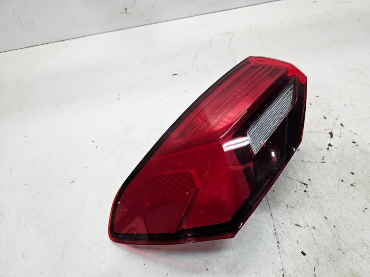 LAMPA LEWY TYŁ W BŁOTNIK AUDI A3 8Y SPORTBACK 5-DRZWI 8Y0945069