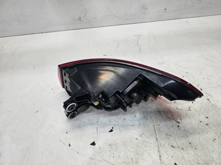 LAMPA LEWY TYŁ W BŁOTNIK AUDI A3 8Y SPORTBACK 5-DRZWI 8Y0945069
