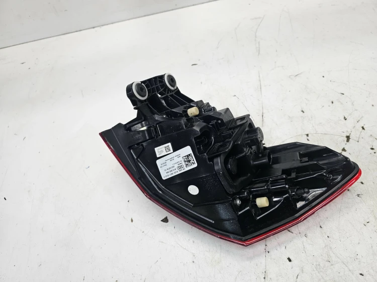 LAMPA LEWY TYŁ W BŁOTNIK AUDI A3 8Y SPORTBACK 5-DRZWI 8Y0945069