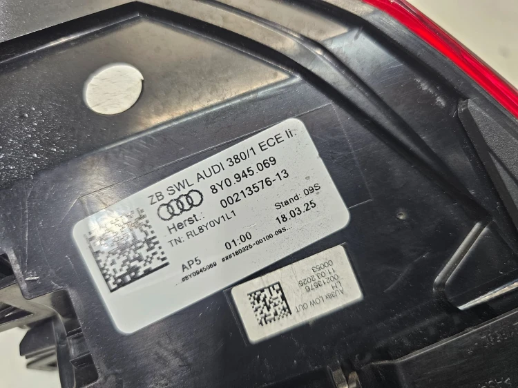 LAMPA LEWY TYŁ W BŁOTNIK AUDI A3 8Y SPORTBACK 5-DRZWI 8Y0945069