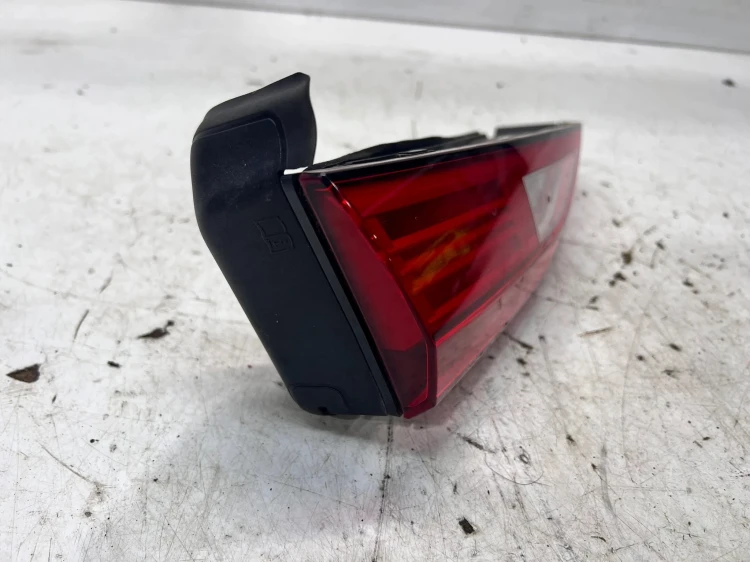 LAMPA LEWY TYŁ W KLAPĘ AUDI A3 8Y 8Y0945075A